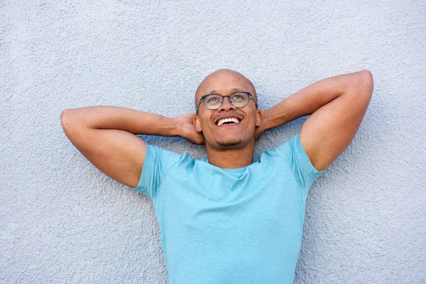 Αφρικανική άνθρωπος, χαμογελώντας με τα γυαλιά — Φωτογραφία Αρχείου
