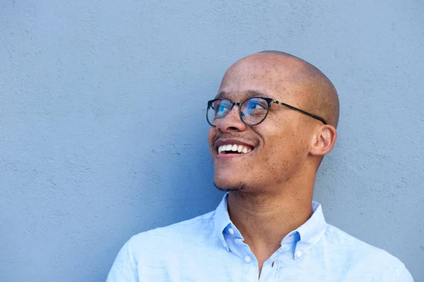 gözlük ile gülümseyen iş adamı