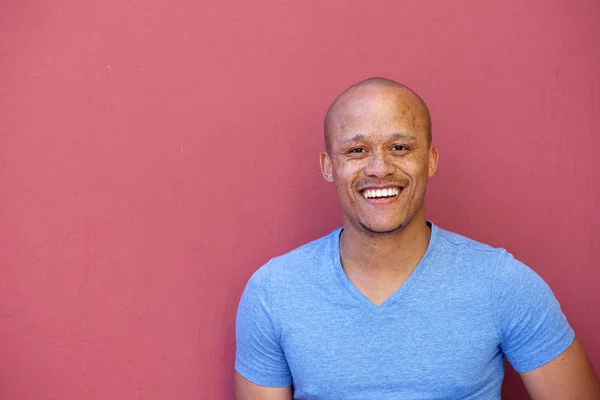 Hombre afroamericano guapo sonriendo —  Fotos de Stock