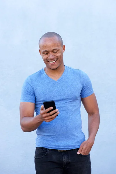 Africain gars souriant avec téléphone portable — Photo