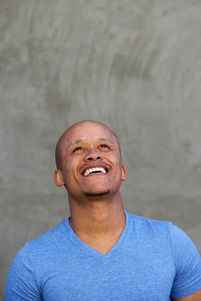 Gülen mutlu siyah adam — Stok fotoğraf