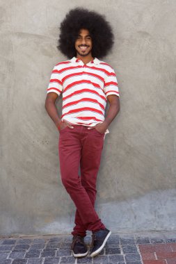 ayakta dışında ve gülümseyen bir adam