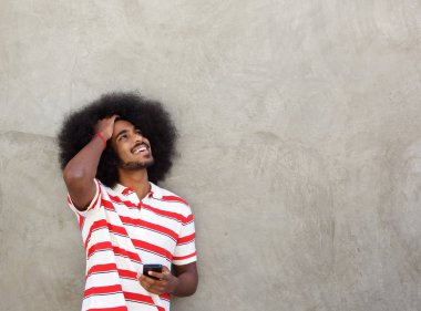 saç ve cep telefonu için el ile ayakta adam