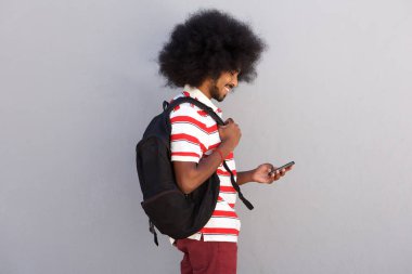 yürüme ve hareket eden telefon ile gülümseyen adam