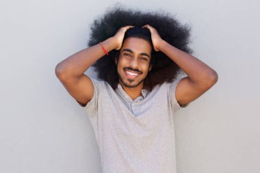 man saç elinde ile rahat arıyorum