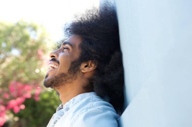 adam beyaz duvara yaslanmış