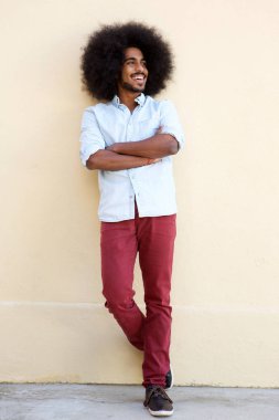 gülümseyen ve silah ile duran bir adam geçti