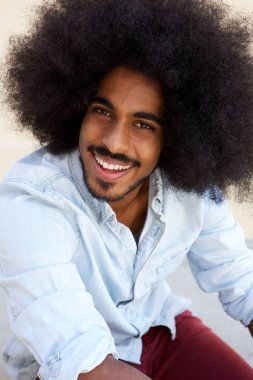 afro saç modeli ile gülümseyen adam