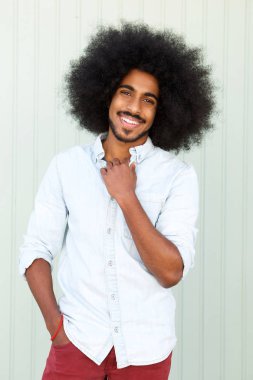 adam afro saç modeli ve çene üzerinde el ile