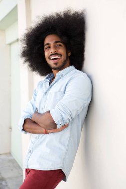 kolları olan duvarına yaslanan adam geçti