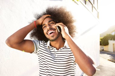 adam telefon görüşmesi dışında yürüme üzerinde