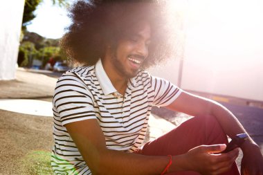 adam cep telefonu ile dışarıda 