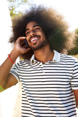 adam cep telefonu aramak dışında ayakta