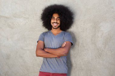 adam silah ile ayakta gri gömlek geçti