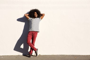 adam elleriyle saç dışında ayakta