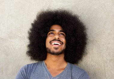 adam sakal ve afro ararken