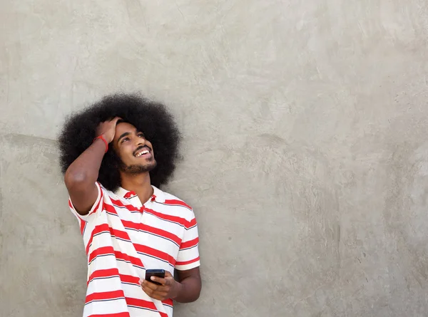 saç ve cep telefonu için el ile ayakta adam