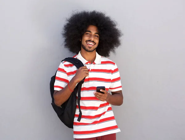 Homem com mochila e telefone celular — Fotografia de Stock