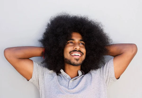 Homem olhando relaxado com as mãos no cabelo — Fotografia de Stock