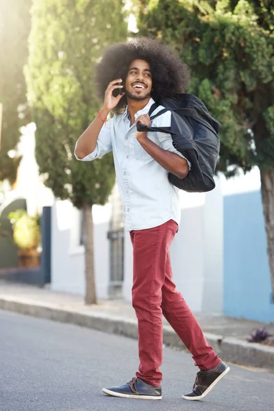 Homme marchant dehors avec téléphone et sac — Photo