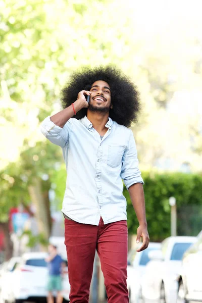 Hombre caminando y hablando con el teléfono móvil —  Fotos de Stock