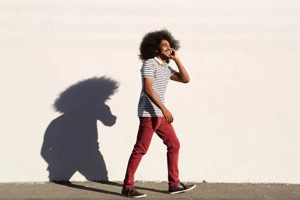 Man met mobiele telefoon buiten lopen — Stockfoto