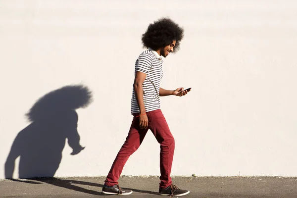 Uomo che cammina sul marciapiede con cellulare — Foto Stock