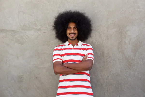 Man met afro en gestreepte shirt — Stockfoto