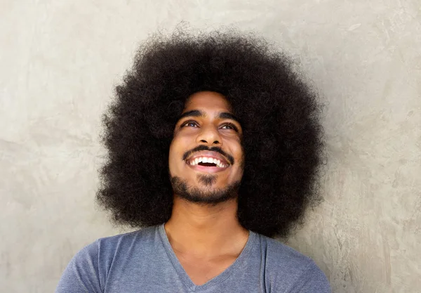 Homem com barba e afro olhando para cima — Fotografia de Stock