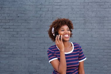 Kadın cep telefonuyla konuşuyor.