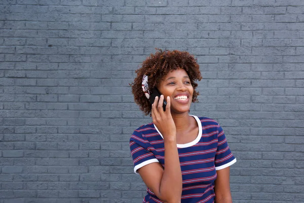 Woman talking on mobile phone — Stock Photo, Image