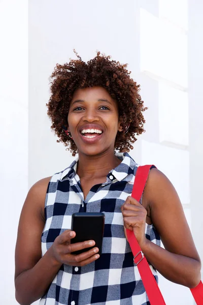 Femme africaine gaie avec sac et téléphone portable — Photo