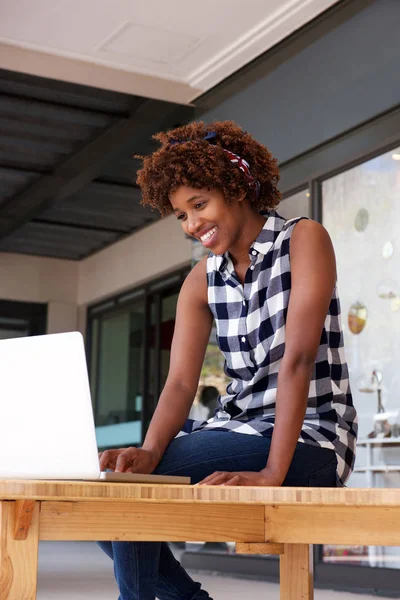 Mujer usando portátil en la mesa —  Fotos de Stock