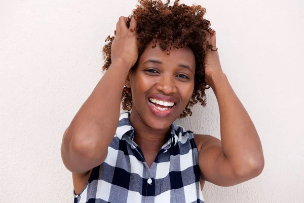 Mujer sonriendo con la mano en el pelo —  Fotos de Stock