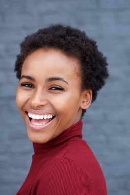 güzel genç Afrikalı kadın gülümsüyor