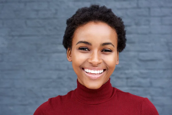 Mooie jonge Afrikaanse vrouw die lacht — Stockfoto