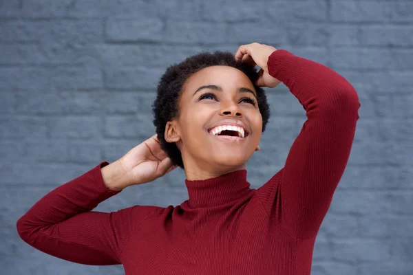 Unga afrikanska kvinnan ler — Stockfoto