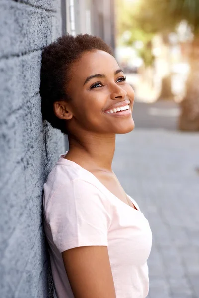 Piękna młoda kobieta Afryki uśmiechający się — Zdjęcie stockowe