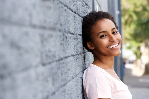 Wanita muda Afrika yang cantik tersenyum — Stok Foto