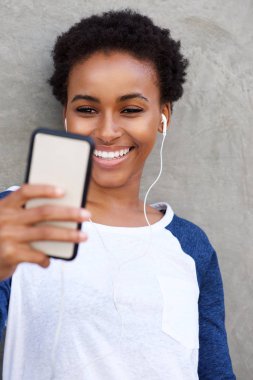 Kadın selfie çekiyor.