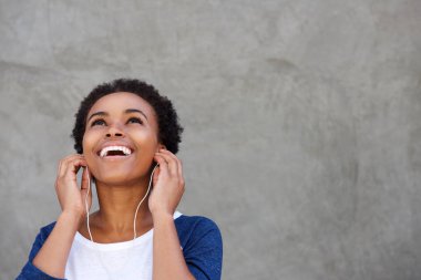 gülümseyen ve müzik kadın