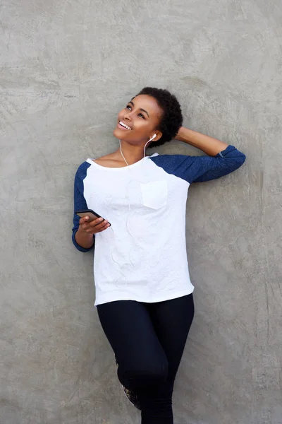 Mujer sonriendo y escuchando música — Foto de Stock