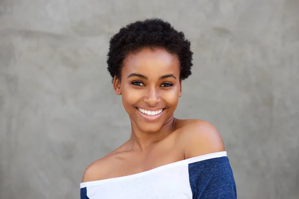 Молодая африканская женщина улыбается — стоковое фото