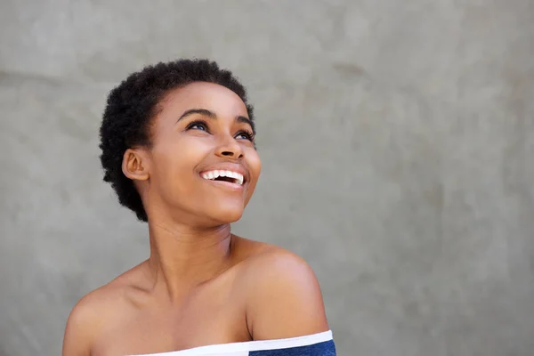 Joven mujer africana sonriendo — Foto de Stock