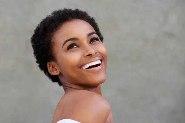 Mooie lachende Afrikaanse vrouw — Stockfoto