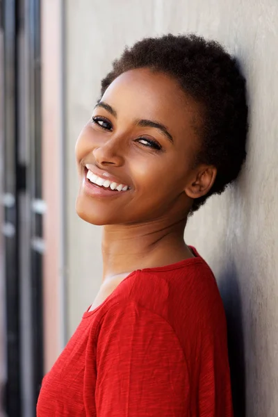 Schöne lächelnde afrikanische Frau — Stockfoto