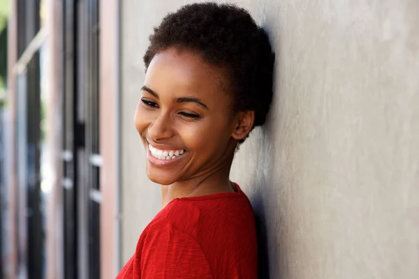 Красива усміхнена африканська жінка — стокове фото