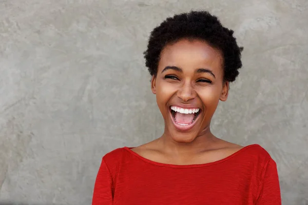 Mooie lachende Afrikaanse vrouw — Stockfoto