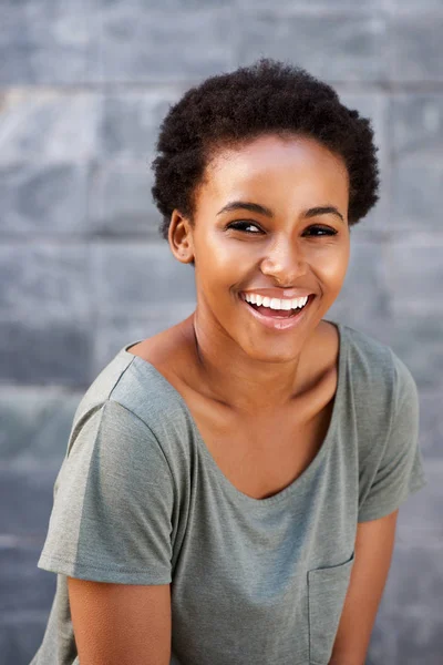 Mujer africana oliendo — Foto de Stock