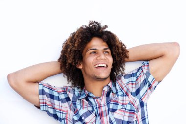 Elleri başının arkasında olan adam.